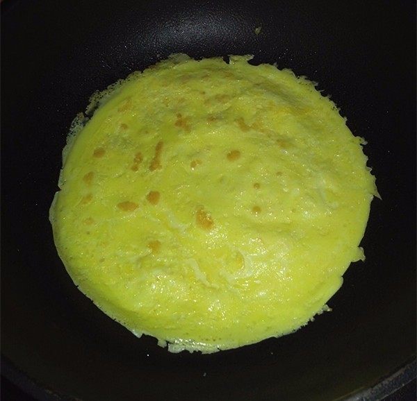 富贵黄金肉松卷,四周都起边后,迅速翻至另一面煎黄