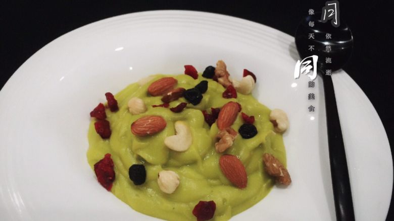 牛奶南瓜糊➕每日坚果,南瓜蒸熟挖肉和<a style='color:red;display:inline-block;' href='/shicai/ 219'>牛奶</a>一起放果汁机打匀，放盘，再撒上坚果