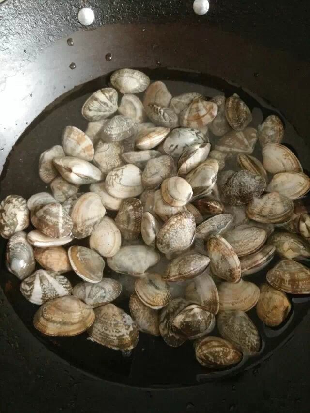 辣炒花蛤:让舌头欲罢不能的美味儿,加盐加水吐净泥沙(如果在海鲜摊买到已经吐干净泥沙的,这一步可以省略)