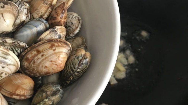 辣炒花蛤:让舌头欲罢不能的美味儿,倒入花蛤爆炒