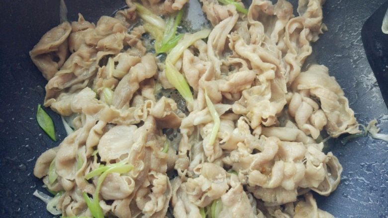 葱爆羊肉,快速翻炒,到羊肉刚刚发白,出锅即可