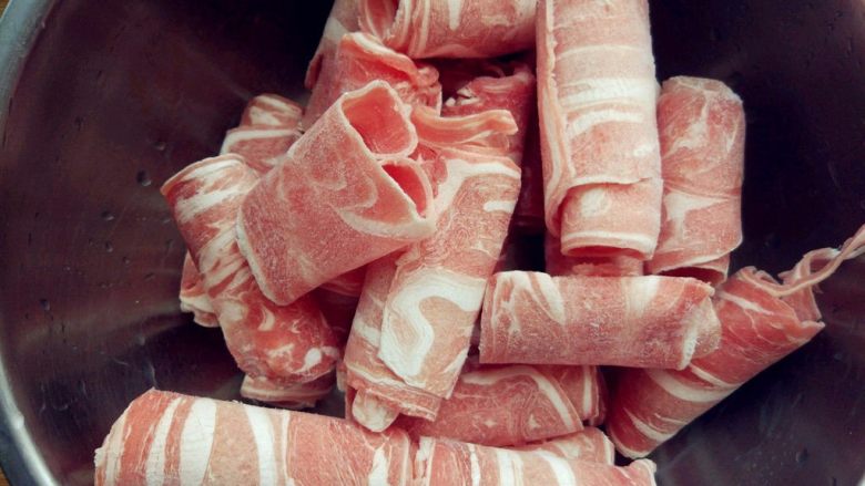 葱爆羊肉,冷冻的羊肉卷,无需解冻