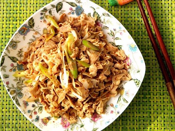 葱爆羊肉,用辣椒粉炒出来的也很好吃,不过比较热气,夏天清炒就可以