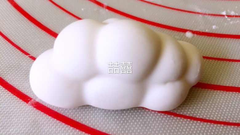 翻糖立体云朵,刷水一面朝下,包住堆成云朵形的翻糖球,收口整理整齐压在下方