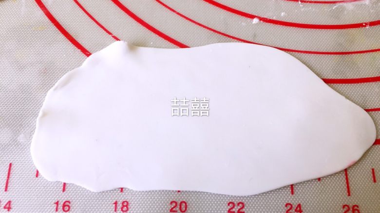 翻糖立体云朵,另取一块翻糖撵成簿片,表面刷上清水