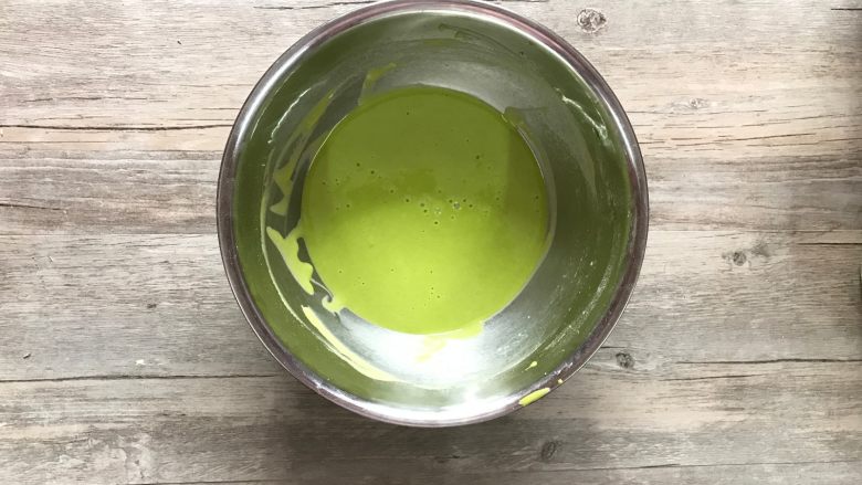 樱花草莓慕斯,筛入45g低粉,手抽之字形打至面糊细腻无颗粒。