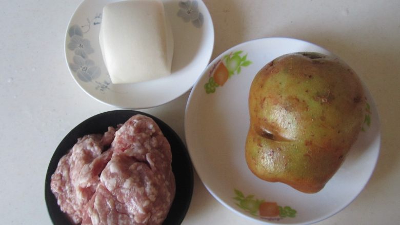 焦香土豆丸,准备好原材料;
