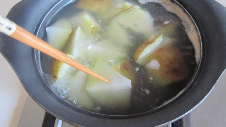 焦香土豆丸,土豆煮到用筷子很容易插进去后, 就土豆就煮熟了;