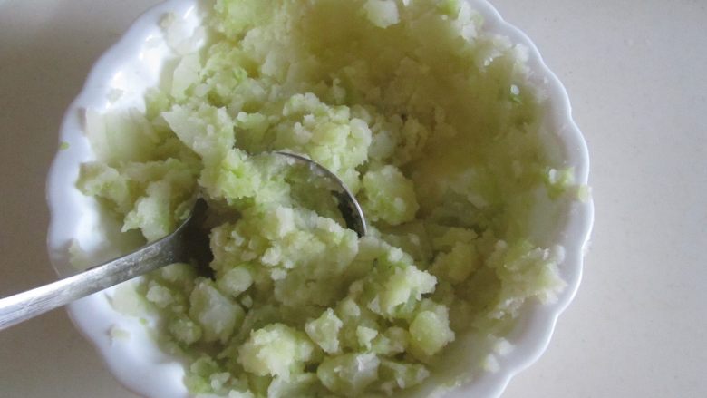 焦香土豆丸,用勺将煮熟的土豆趁热按压成泥;