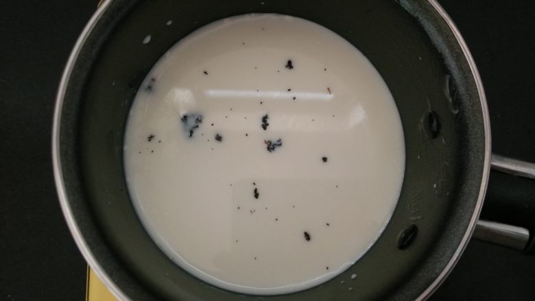 天使之铃可露丽,1.香草荚切开刮籽放到牛奶里加热至沸腾,放入冰箱冷藏12个小时,让香味完全释放到牛奶里