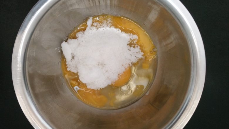 天使之铃可露丽,3.把全蛋液 蛋黄和糖混和均匀