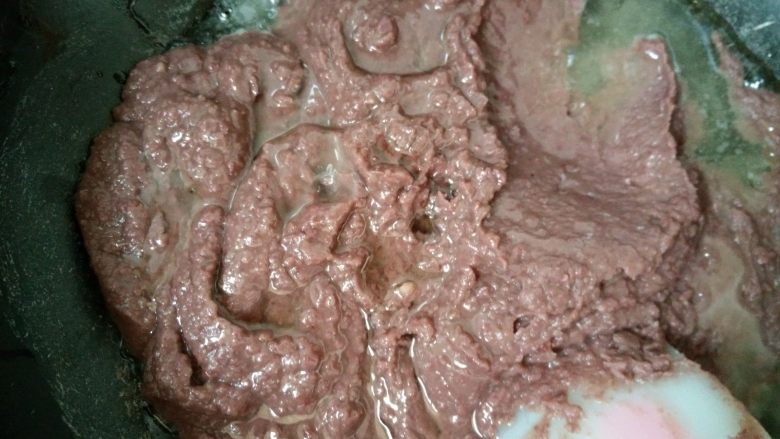 红豆酥,2.把豆沙从破壁机取出来
入不粘锅加入油和红糖炒干水份即可.冷藏2-3小时我一般都是炒完豆沙第二天再做)
