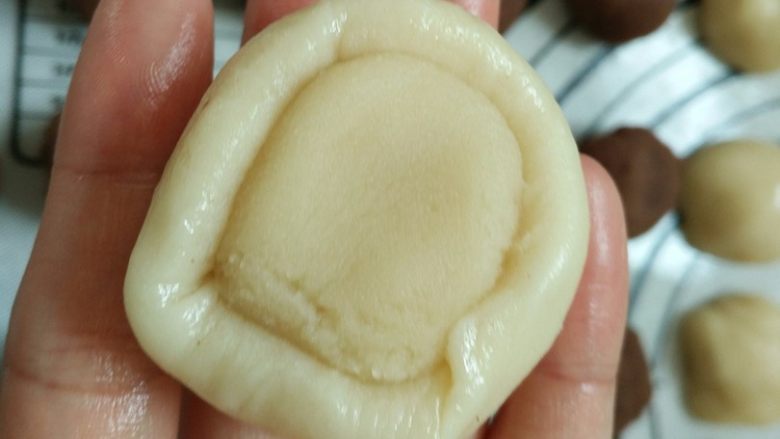 红豆酥,5.用油皮裹上油酥,收紧口