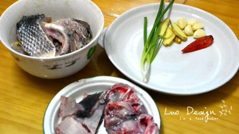 香煎罗非鱼,只有鱼身肉腌制,鱼头和鱼骨还是放着。
这时候可以准备下葱姜蒜辣椒。
我家辣椒不辣,是点缀看看颜色的,
爱吃辣的就自己找辣死人不偿命的辣椒放进去。