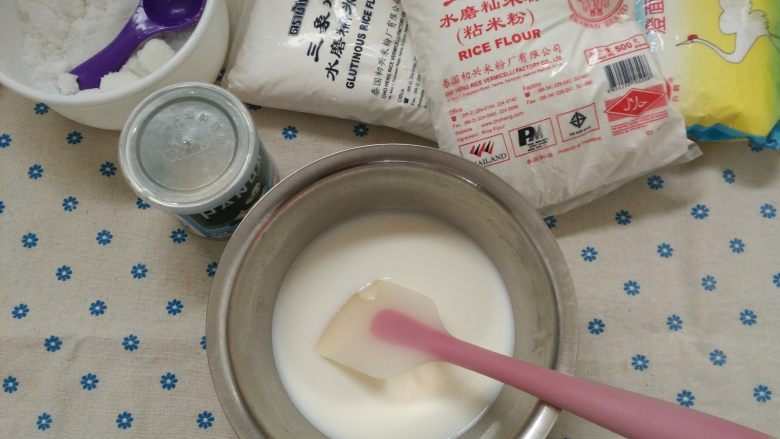 花朵冰皮月饼,1.将牛奶 油 糖粉 炼乳倒入容器中混合均匀