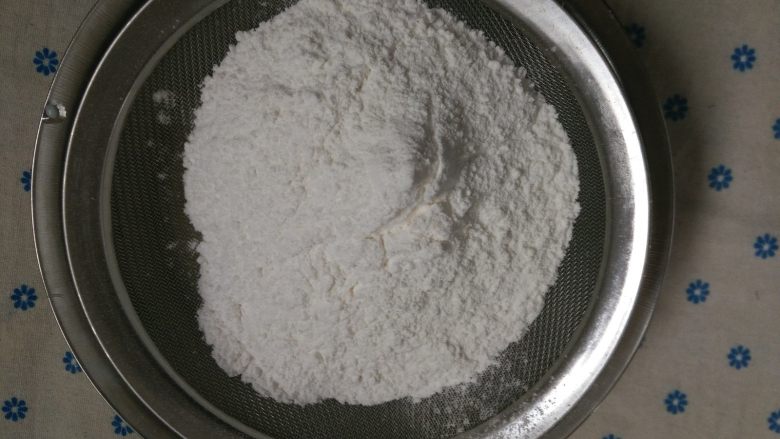 花朵冰皮月饼,2.将所有粉类混合筛入液体中