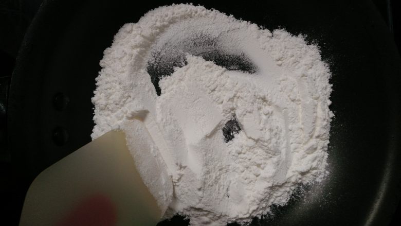 花朵冰皮月饼,5.糯米粉放入炒锅内炒制微黄,不要炒糊了,备用