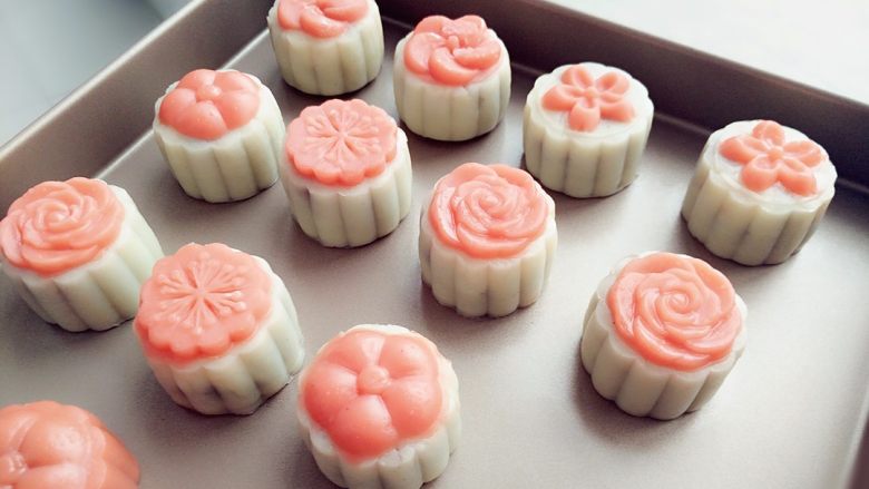 花朵冰皮月饼,14.轻轻一压,就完成了漂亮的花朵冰皮月饼了