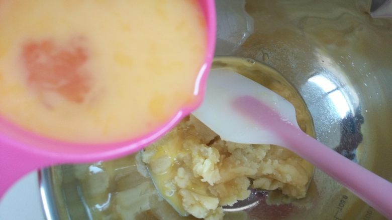 闪电泡芙,5.先加入少量鸡蛋,完全搅拌到面糊把鸡蛋都吸收以后,再加下一次。(一般我都是分三次加入蛋液,第三次要多观察面糊的状态,不要一次加入太多蛋液)