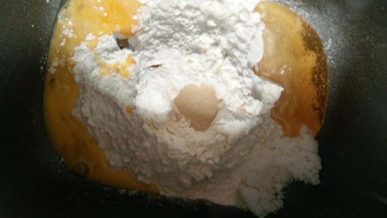 胡萝卜小餐包,2.将除黄油外所有材料入面包机(糖 盐对角放,酵母放面粉中间)揉至扩展阶段,即为可拉起较厚的薄膜
