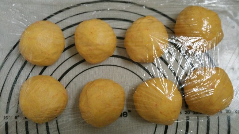 胡萝卜小餐包, 5.取出排气,分成9等份,静置10分钟左右盖上保鲜膜