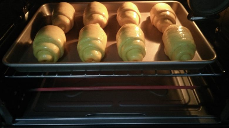 胡萝卜小餐包,14.烤箱中层180度20分钟左右,上色盖锡纸即可