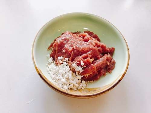 子姜菠萝炒牛肉,放入淀粉和<a style='color:red;display:inline-block;' href='/shicai/ 718'>料酒</a>抓匀腌制十分钟。