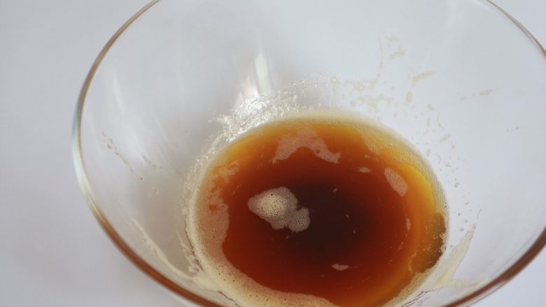 焦糖香蕉玛德琳花环,最后颜色呈浅褐色关火倒出,这时候底部会有一些焦化的渣滓,在倒入面糊的时候要注意不要一起倒进去了