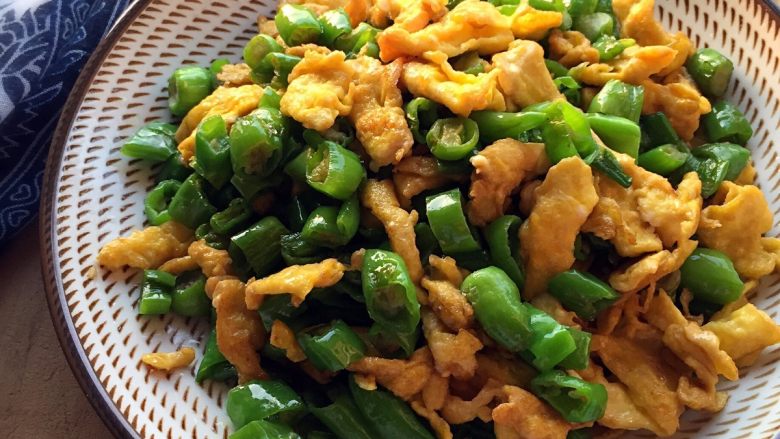 青椒炒鸡蛋,一个下饭的好菜哦!记得多烧点饭 哦!