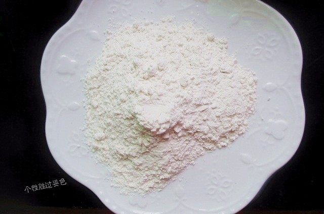 孜然黄金金针菇,普通面粉适量,放入平盘里,这样方便一会挂芡