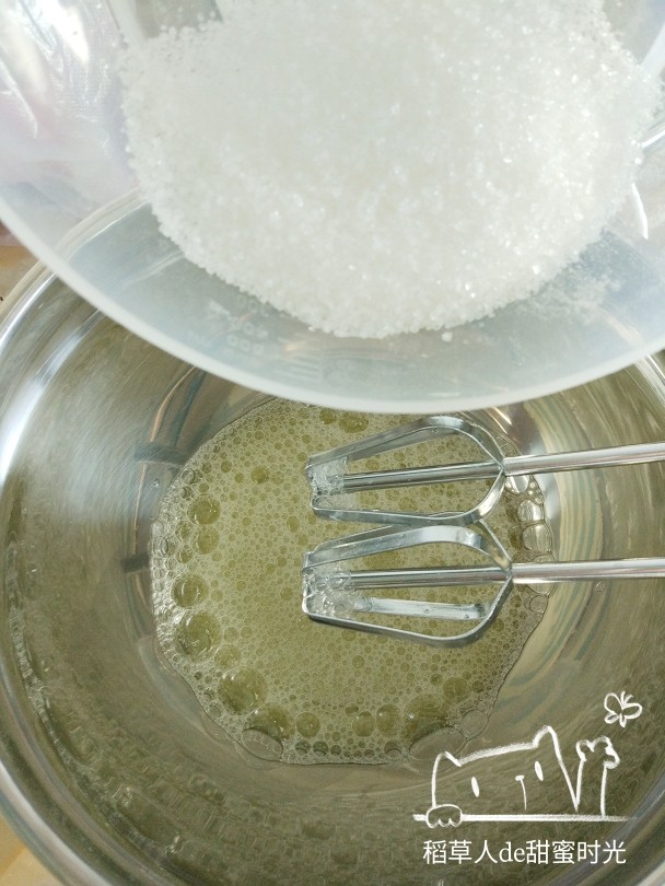 奶油蛋糕卷之低糖低油健康牌,打发蛋白,当蛋白打出大泡时加入三分之一的糖。