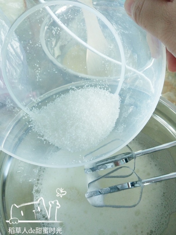 奶油蛋糕卷之低糖低油健康牌,观察泡沫变细腻后,加入第二次糖。