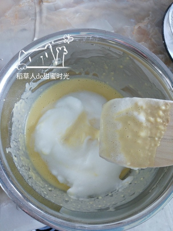 奶油蛋糕卷之低糖低油健康牌,将打发好的蛋白,加三分之一到蛋黄液中,搅拌均匀。与此同时,烤箱预热,上下管温度150度。(我的烤箱温度偏高,亲可以根据自己的烤箱来微调温度)