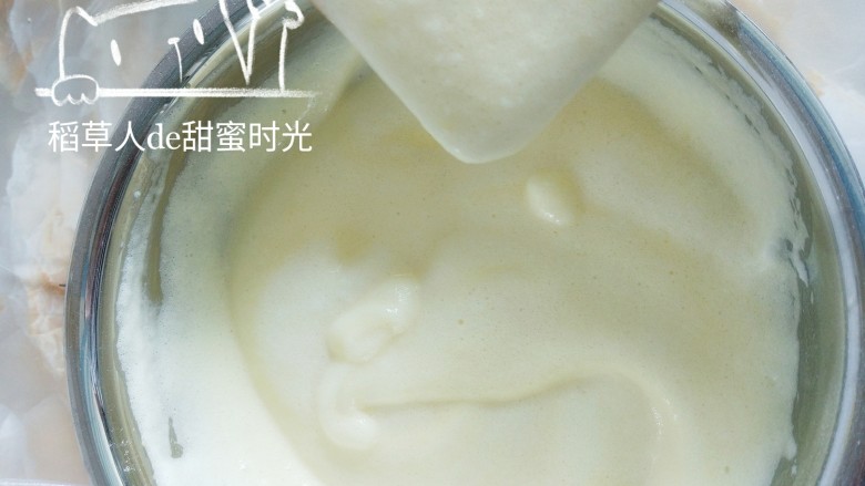 奶油蛋糕卷之低糖低油健康牌,搅拌完成,装入烤盘,铺平,震动几次把气泡震出。(有金盘的亲可以直接铺平,我没买金盘,用烤盘铺的油纸,边角的地方烤好后需要自己切一下调整。)