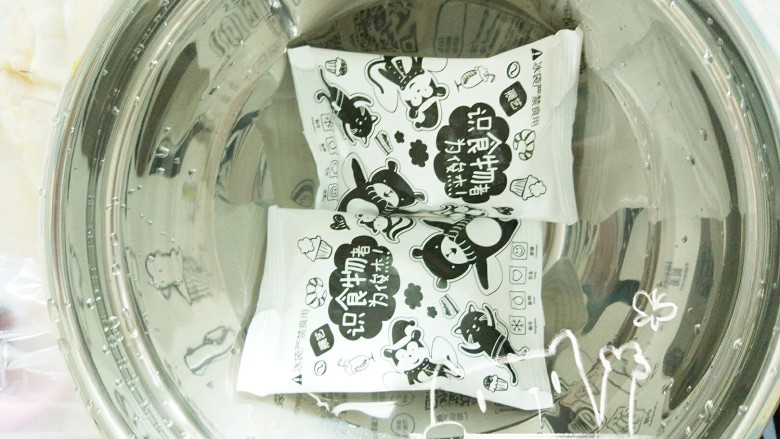 奶油蛋糕卷之低糖低油健康牌,现在天气热了,奶油需要隔冰水打发,我用的是冰袋。