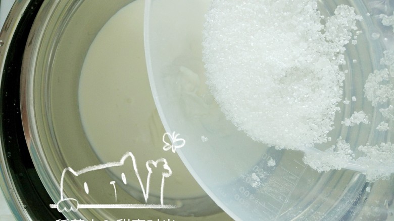 奶油蛋糕卷之低糖低油健康牌,将奶粉糖都加入奶油,开始低速打发。(因为雀巢比较稀的特性,加奶粉是为了奶油不至于过稀)