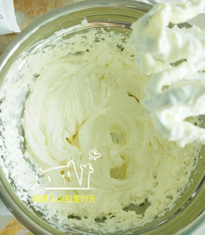 奶油蛋糕卷之低糖低油健康牌,打发到出现纹路且不易消退就可以了,不要过分打发,容易出现水油分离。