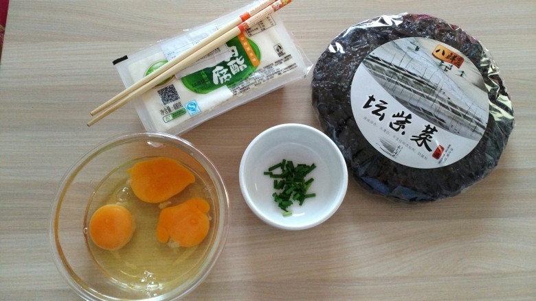 紫菜豆腐蛋花汤,准备好各种食材