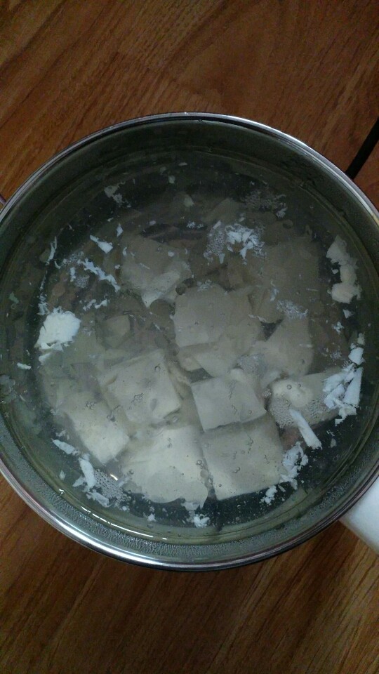 紫菜豆腐蛋花汤,水烧开，倒油，把豆腐先放进去煮会，放盐