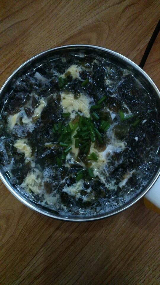 紫菜豆腐蛋花汤,再把<a style='color:red;display:inline-block;' href='/shicai/ 273'>紫菜</a>，搅好的蛋液，鸡精，依次加入，最后撒点葱花