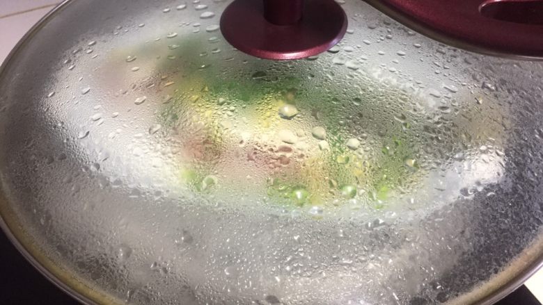 清蒸鳜鱼,盖上锅盖,大火蒸三分钟转中火再蒸10到12分钟左右,看鱼的大小而定(我这个锅盖有个出气孔,水蒸气不会到鱼盘里,没有孔的锅盖可以留一条小缝)。