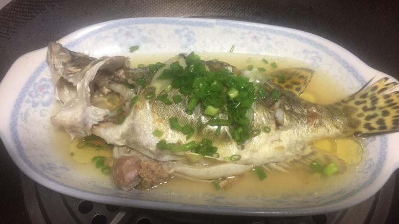 清蒸鳜鱼,撒上葱花,浇上热油即可。