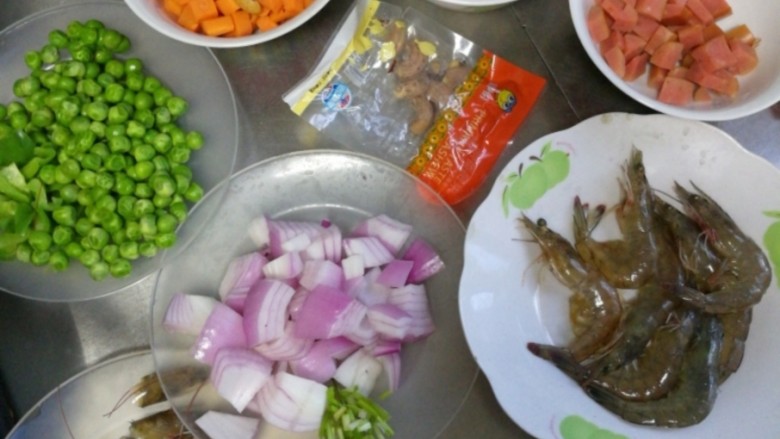 大虾菠萝饭,所有料都切丁，<a style='color:red;display:inline-block;' href='/shicai/ 25'>胡萝卜</a><a style='color:red;display:inline-block;' href='/shicai/ 456'>青豆</a>串水。剥出<a style='color:red;display:inline-block;' href='/shicai/ 300'>虾</a>仁留几只备用。然后<a style='color:red;display:inline-block;' href='/shicai/ 300'>虾</a>头不要扔