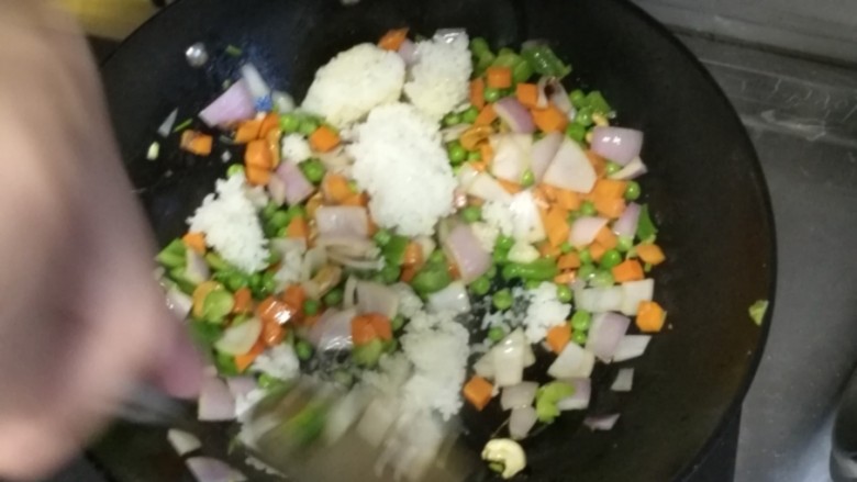 大虾菠萝饭,把剩下得料除了虾仁和<a style='color:red;display:inline-block;' href='/shicai/ 9'>鸡蛋</a>全都放下去，最后放饭和菠萝