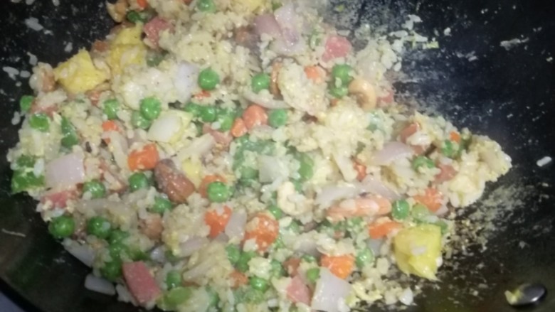 大虾菠萝饭,最后把炒好得虾仁，鸡蛋一起放下去煸炒，最后别忘了放一勺菠萝汁。