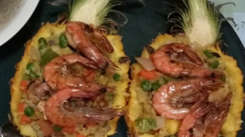 大虾菠萝饭,等菠萝从烤箱中叮好后，再放入上两个用美极汁吊过得大虾，成品完成。