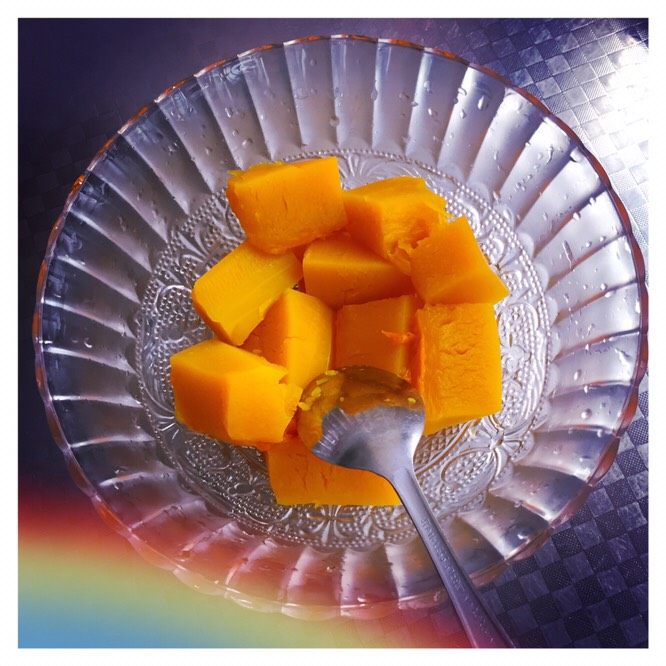 最简南瓜饼,<a style='color:red;display:inline-block;' href='/shicai/ 53'>南瓜</a>去皮、去籽、洗净、切段隔水蒸熟,如果<a style='color:red;display:inline-block;' href='/shicai/ 53'>南瓜</a>蒸出水,要倒掉,这点很重要