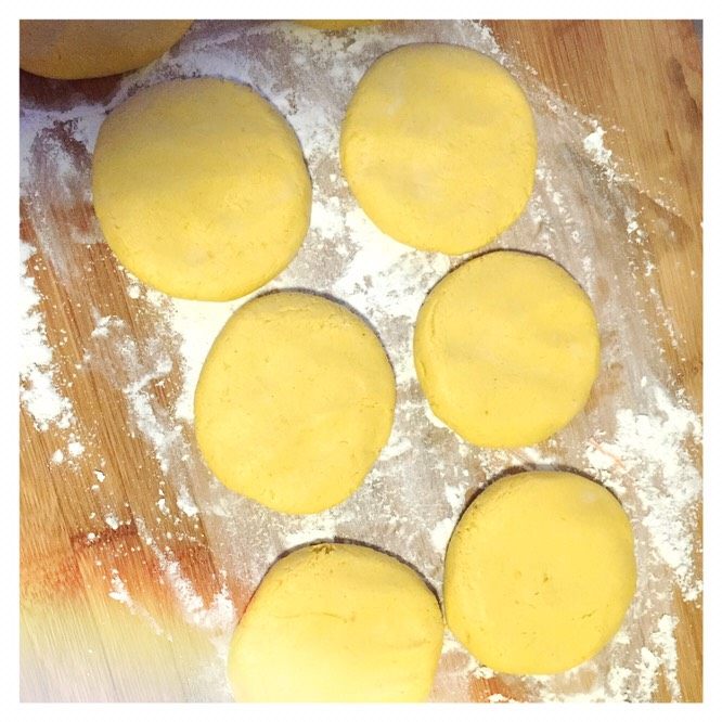 最简南瓜饼,按自己喜好揉成形状,我家附近超市买不到面包糠,所以我这步也省了