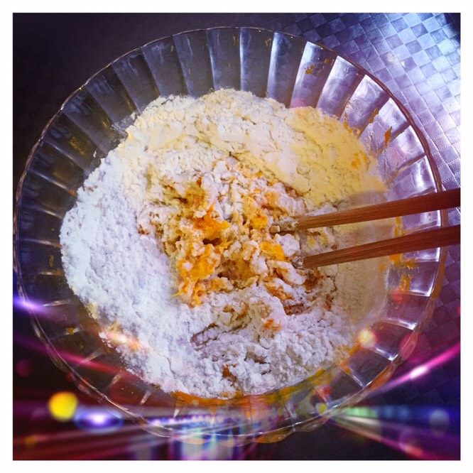 最简南瓜饼,加入<a style='color:red;display:inline-block;' href='/shicai/ 520'>糯米粉</a>,可以用小勺两勺两勺的加,用筷子或者手按一个方向将南瓜泥和<a style='color:red;display:inline-block;' href='/shicai/ 520'>糯米粉</a>和均匀