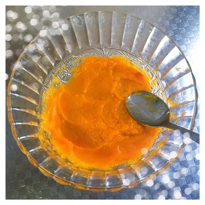 最简南瓜饼,用小勺将蒸熟的南瓜捣成泥,我不喜欢豆沙所以趁热加入<a style='color:red;display:inline-block;' href='/shicai/ 3729'>白糖</a>,搅拌均匀,静止冷却备用